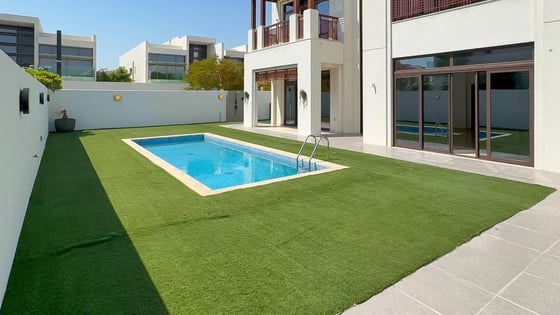 Huge villa in MBR City with landscaped lawns and gardens, picture 11