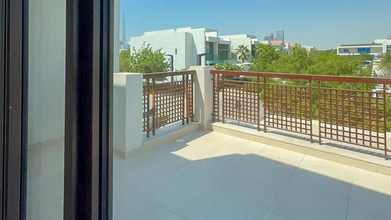 Huge villa in MBR City with landscaped lawns and gardens, picture 6