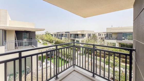Spacious villa in Dubai Hills Estate with the greenbelt view, picture 15
