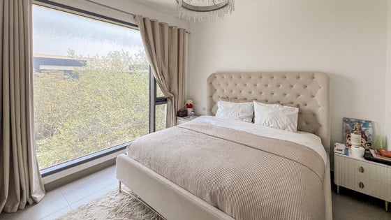 Spacious villa in Dubai Hills Estate with the greenbelt view, picture 12