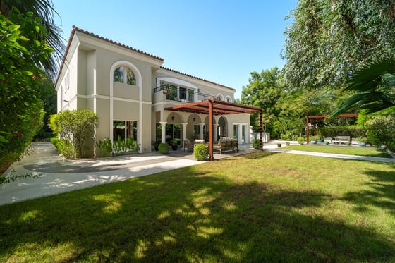 Exclusive Upgraded Villa | Large Plot | Prime Location, picture 2