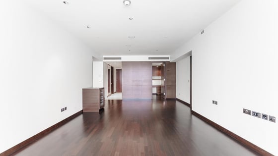 Skyscraper apartment in Downtown with full fountain view, picture 2