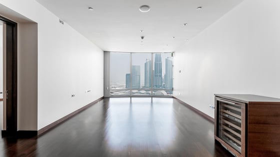 Skyscraper apartment in Downtown with full fountain view, picture 1