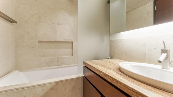 Skyscraper apartment in Downtown with full fountain view, picture 9