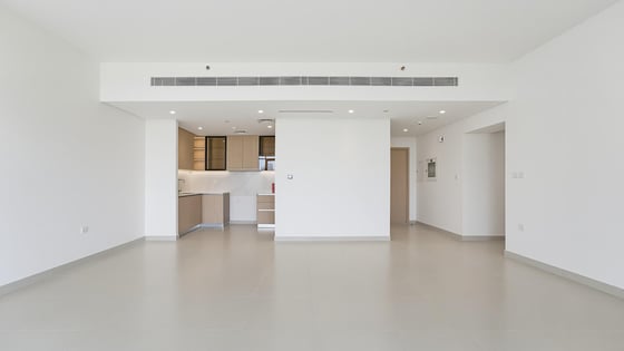 Premium apartment in Emirates Hills 2 with golf views, picture 1