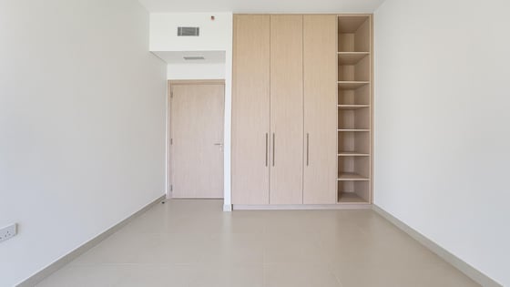 Premium apartment in Emirates Hills 2 with golf views, picture 6