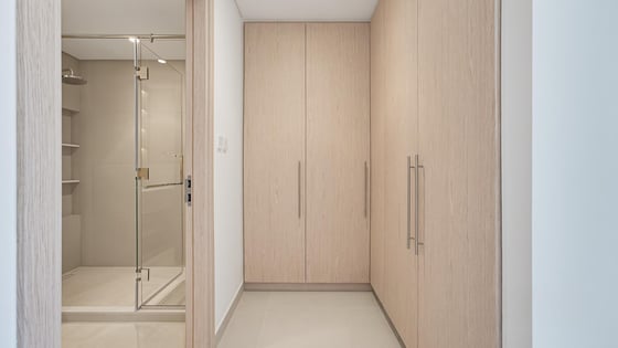 Premium apartment in Emirates Hills 2 with golf views, picture 9