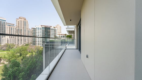 Premium apartment in Emirates Hills 2 with golf views, picture 12