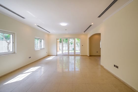 Tranquil Jumeirah Park Villa with Private Garden, picture 3