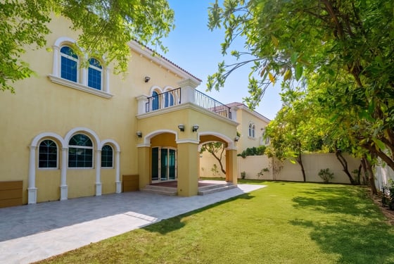 Tranquil Jumeirah Park Villa with Private Garden, picture 1
