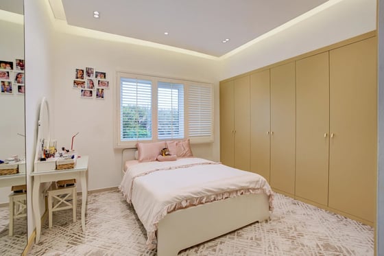 Beautifully finished 5-bed villa with lake views in Meadows, picture 16