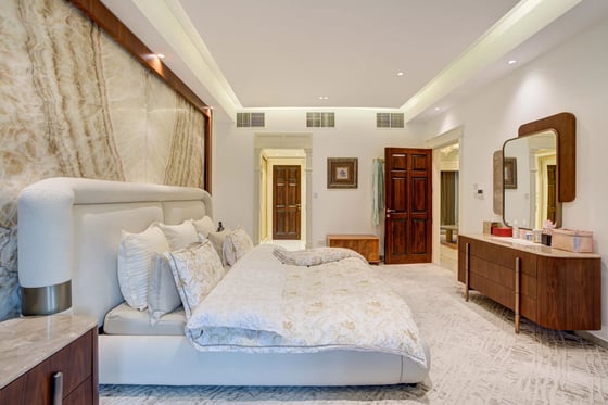 Beautifully finished 5-bed villa with lake views in Meadows, picture 15