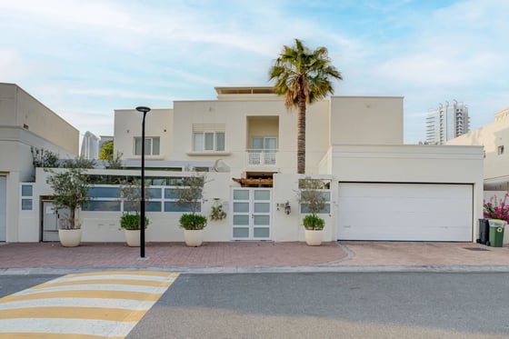 Beautifully finished 5-bed villa with lake views in Meadows, picture 2