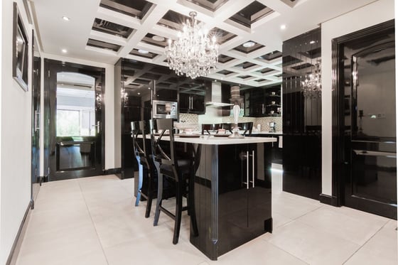 Stunning Upgraded Mediterranean 4 Bedroom Villa, picture 13