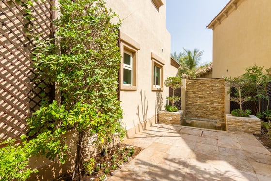 Stunning Upgraded Mediterranean 4 Bedroom Villa, picture 40