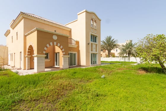 6 Bedroom Villa in Victory Heights on the Golf Course, picture 1