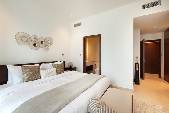 Luxuriously Furnished Brand New Apartment with Marina Views, picture 9