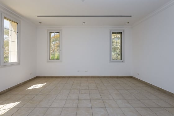 Luxurious 5 BR Villa Sector E Emirates Hills, picture 15