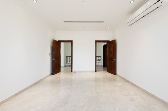 Luxurious 5 BR Villa Sector E Emirates Hills, picture 13