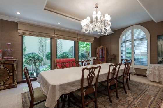Upgraded Atrium Entry | 5 Bedroom Villa, picture 7