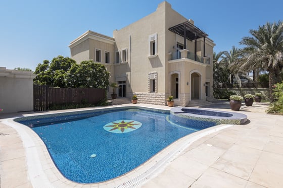 Impressive villa with pool in Emirates Hills, picture 1