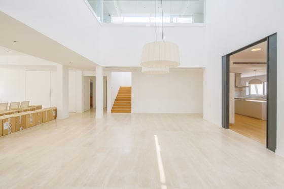 Modern  Contemporary Six Bedroom Villa, picture 3