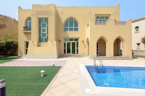 Luxury villa with pool in Jumeirah Islands, picture 1