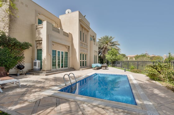Elevated lake view villa in Jumeirah Islands, picture 1