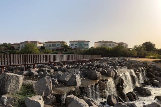 Elevated lake view villa in Jumeirah Islands, picture 6