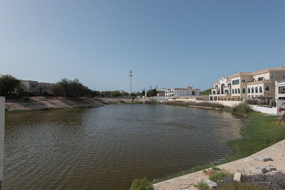 Lake Facing Mansion Plot In Jumeirah Islands, picture 8
