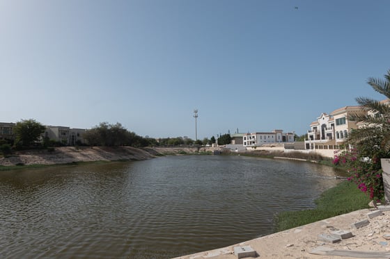 Lake Facing Mansion Plot In Jumeirah Islands, picture 9