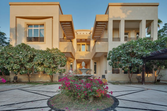 Lake view luxury villa in Emirates Hills, picture 1