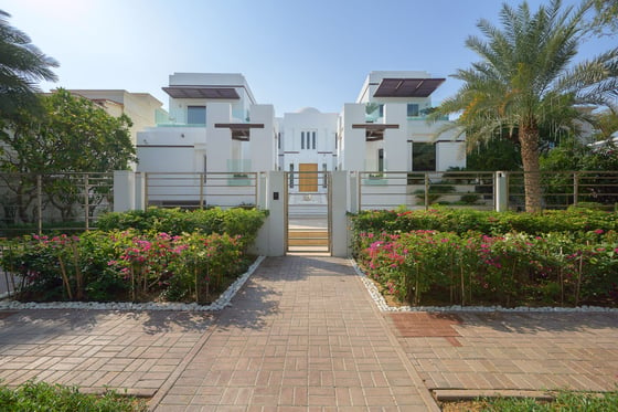 Smart Home Luxury Villa with Golf Course View in Emirates Hills, picture 1
