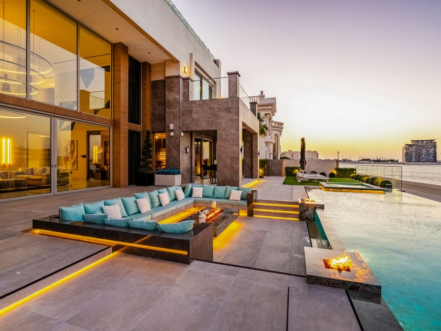 Luxury bespoke built villa with basement, picture 1